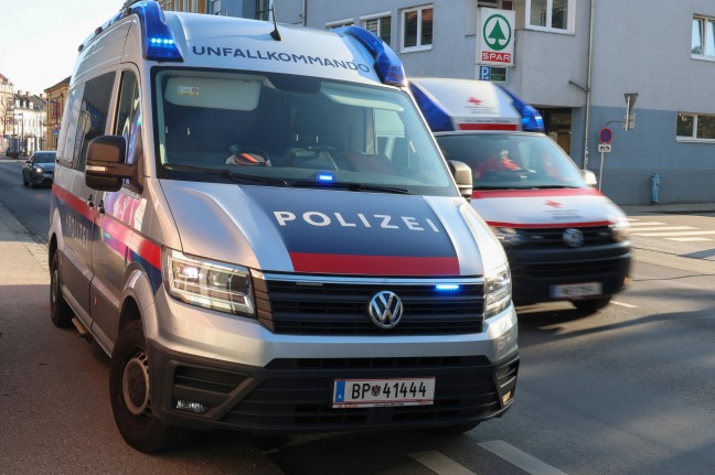 Auto in Wels-Neustadt an Hausfassade angefahren