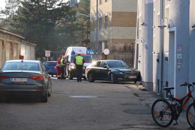 Auto in Wels-Neustadt an Hausfassade angefahren