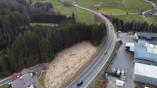 Streit zwischen Motorradfahrer und PKW-Lenker endet bei Pinsdorf in Unfall mit Schwerverletztem