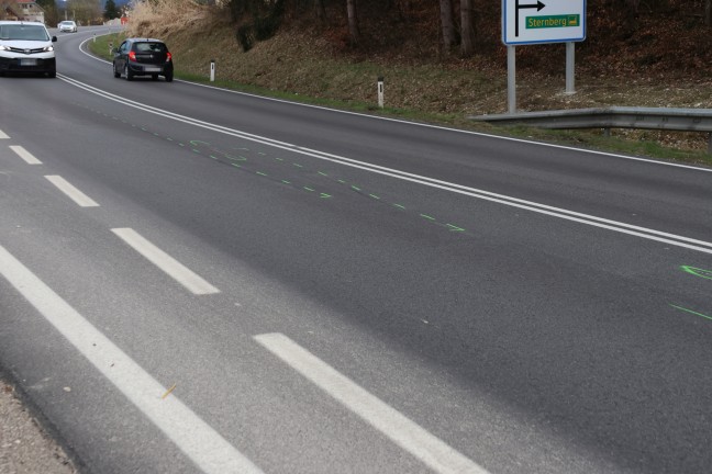 Streit zwischen Motorradfahrer und PKW-Lenker endet bei Pinsdorf in Unfall mit Schwerverletztem