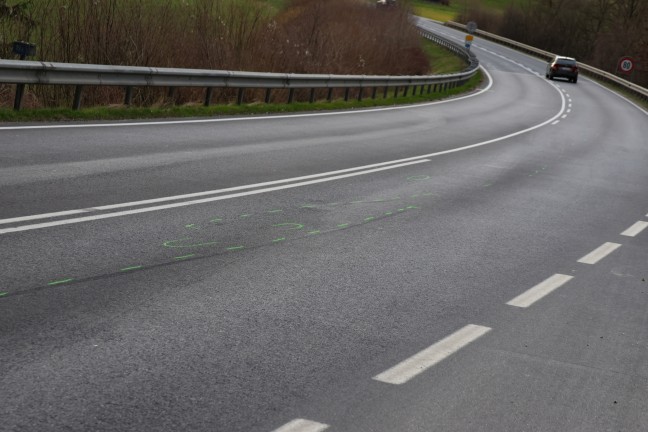 Streit zwischen Motorradfahrer und PKW-Lenker endet bei Pinsdorf in Unfall mit Schwerverletztem