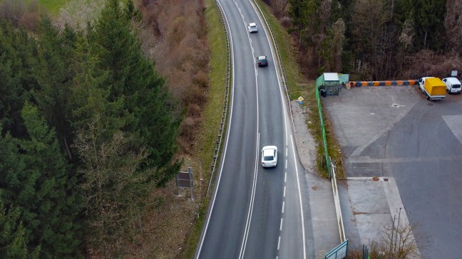 Streit zwischen Motorradfahrer und PKW-Lenker endet bei Pinsdorf in Unfall mit Schwerverletztem