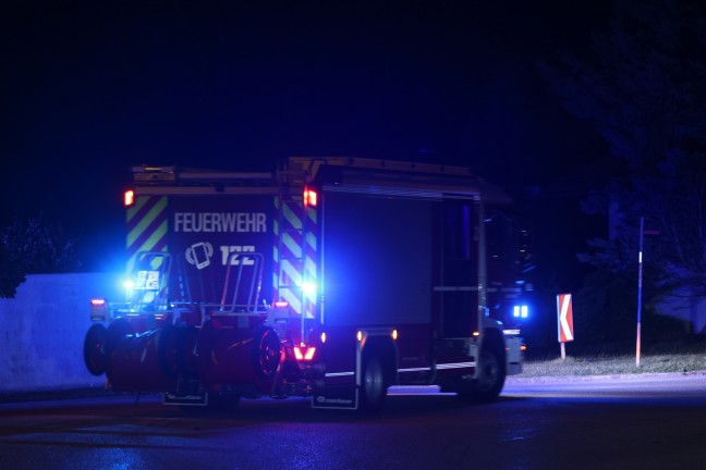 Unklares Brandgeschehen stellte sich als Brand von Unrat neben Mllcontainer in Buchkirchen heraus