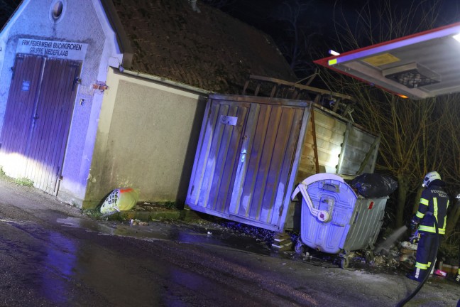 Unklares Brandgeschehen stellte sich als Brand von Unrat neben Mllcontainer in Buchkirchen heraus