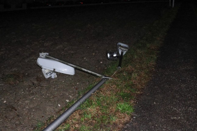 Beschdigte Straenlaterne sorgte fr nchtlichen Einsatz zweier Feuerwehren in Pichl bei Wels