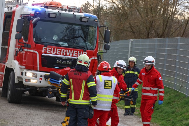 Bewusstlose Frau bei Kchenbrand in Wels-Lichtenegg durch Feuerwehrleute aus Hochhaus gerettet