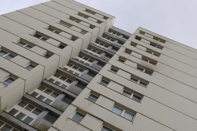Bewusstlose Frau bei Kchenbrand in Wels-Lichtenegg durch Feuerwehrleute aus Hochhaus gerettet