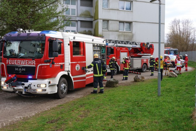 Bewusstlose Frau bei Kchenbrand in Wels-Lichtenegg durch Feuerwehrleute aus Hochhaus gerettet