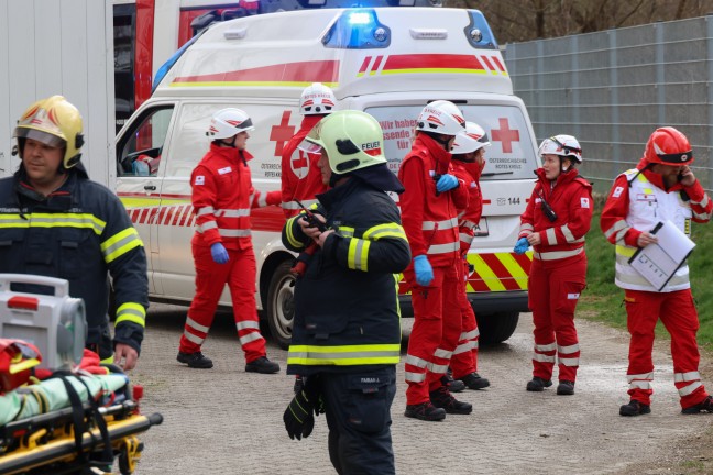 Bewusstlose Frau bei Kchenbrand in Wels-Lichtenegg durch Feuerwehrleute aus Hochhaus gerettet
