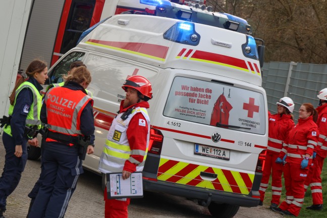 Bewusstlose Frau bei Kchenbrand in Wels-Lichtenegg durch Feuerwehrleute aus Hochhaus gerettet