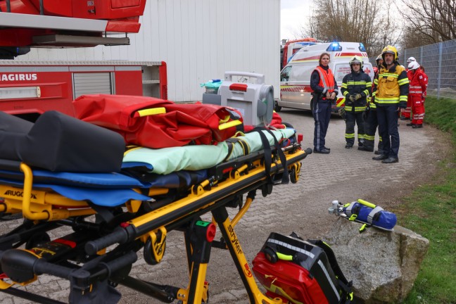 Bewusstlose Frau bei Kchenbrand in Wels-Lichtenegg durch Feuerwehrleute aus Hochhaus gerettet