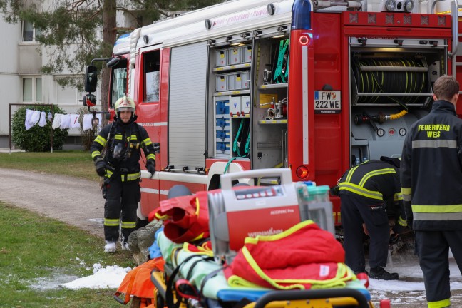 Bewusstlose Frau bei Kchenbrand in Wels-Lichtenegg durch Feuerwehrleute aus Hochhaus gerettet