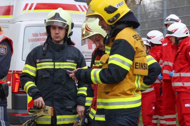 Bewusstlose Frau bei Kchenbrand in Wels-Lichtenegg durch Feuerwehrleute aus Hochhaus gerettet