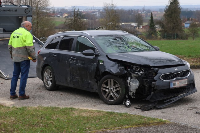 Kreuzungskollision zwischen zwei PKW in Neukirchen bei Lambach