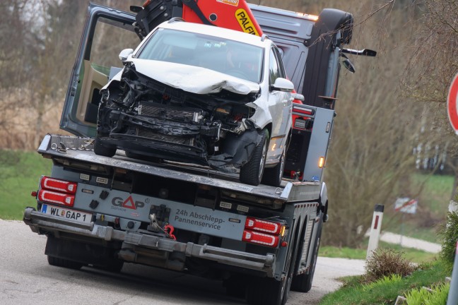 Kreuzungskollision zwischen zwei PKW in Neukirchen bei Lambach