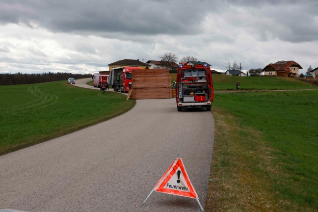 LKW-Sattelzug in Tarsdorf durch Feuerwehr geborgen