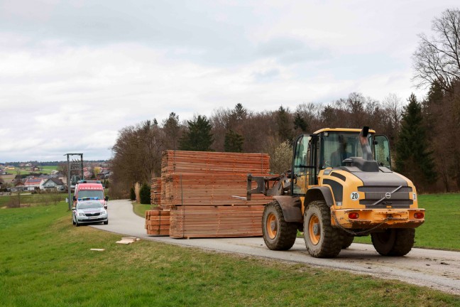 LKW-Sattelzug in Tarsdorf durch Feuerwehr geborgen