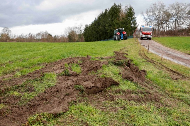 LKW-Sattelzug in Tarsdorf durch Feuerwehr geborgen