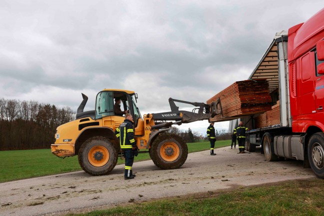 LKW-Sattelzug in Tarsdorf durch Feuerwehr geborgen