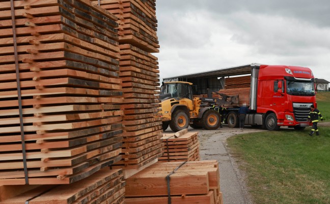 LKW-Sattelzug in Tarsdorf durch Feuerwehr geborgen