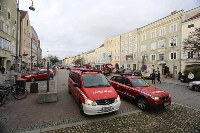 Vier Feuerwehren bei Brand in einem Gebude im Stadtzentrum von Braunau am Inn im Einsatz