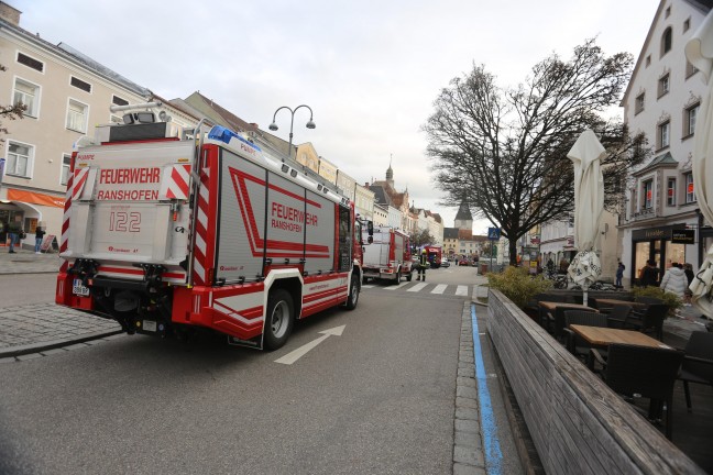 Vier Feuerwehren bei Brand in einem Gebude im Stadtzentrum von Braunau am Inn im Einsatz