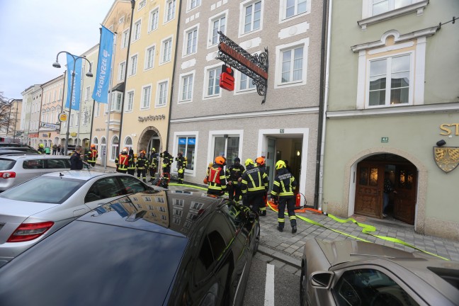 Vier Feuerwehren bei Brand in einem Gebude im Stadtzentrum von Braunau am Inn im Einsatz