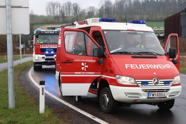 Kreuzungscrash zwischen PKW und Postauto in St. Florian endet glimpflich