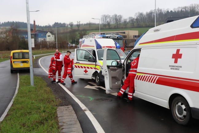 Kreuzungscrash zwischen PKW und Postauto in St. Florian endet glimpflich