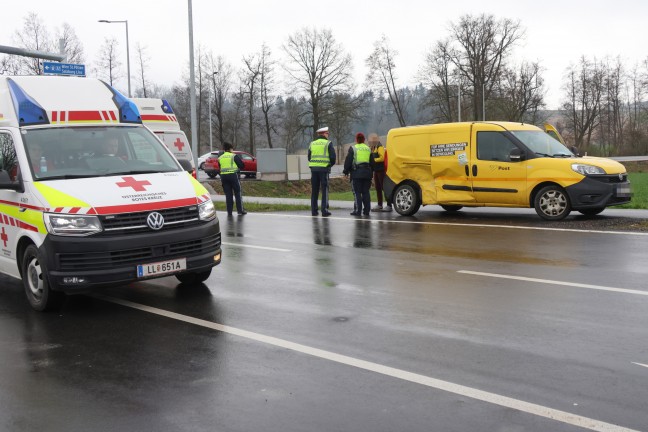 Kreuzungscrash zwischen PKW und Postauto in St. Florian endet glimpflich