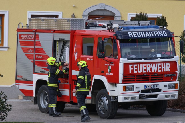 Bagger umgestrzt: Einsatz dreier Feuerwehren bei Personenrettung in Steinerkirchen an der Traun