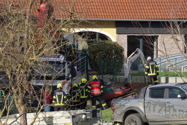 Bagger umgestrzt: Einsatz dreier Feuerwehren bei Personenrettung in Steinerkirchen an der Traun