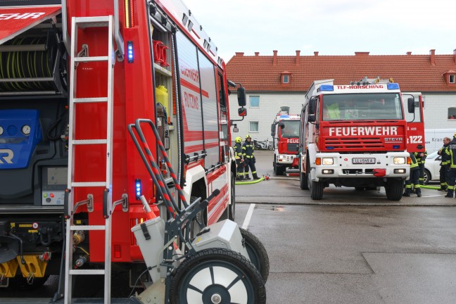 Schwieriger Lscheinsatz bei Brand in einer vollgerumten Mehrparteienhauswohnung in Hrsching