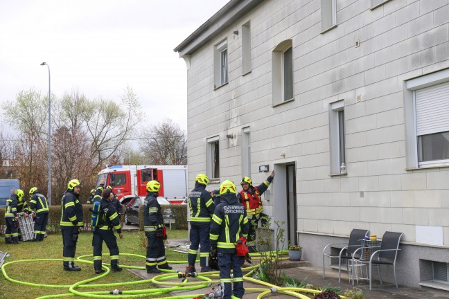 Schwieriger Lscheinsatz bei Brand in einer vollgerumten Mehrparteienhauswohnung in Hrsching