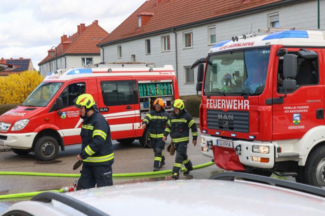 Schwieriger Lscheinsatz bei Brand in einer vollgerumten Mehrparteienhauswohnung in Hrsching