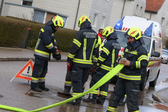 Schwieriger Lscheinsatz bei Brand in einer vollgerumten Mehrparteienhauswohnung in Hrsching