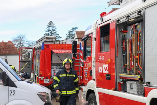 Schwieriger Lscheinsatz bei Brand in einer vollgerumten Mehrparteienhauswohnung in Hrsching