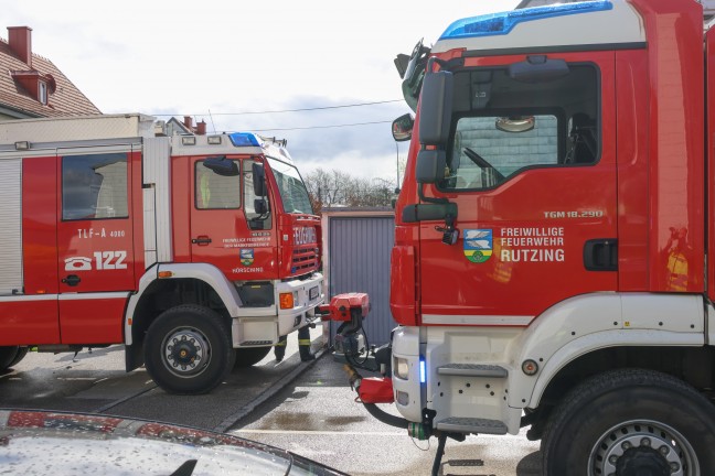 Schwieriger Lscheinsatz bei Brand in einer vollgerumten Mehrparteienhauswohnung in Hrsching