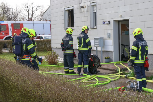 Schwieriger Lscheinsatz bei Brand in einer vollgerumten Mehrparteienhauswohnung in Hrsching