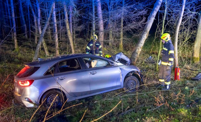 Auto auf Lamprechtshausener Strae bei Burgkirchen frontal gegen Baum gekracht