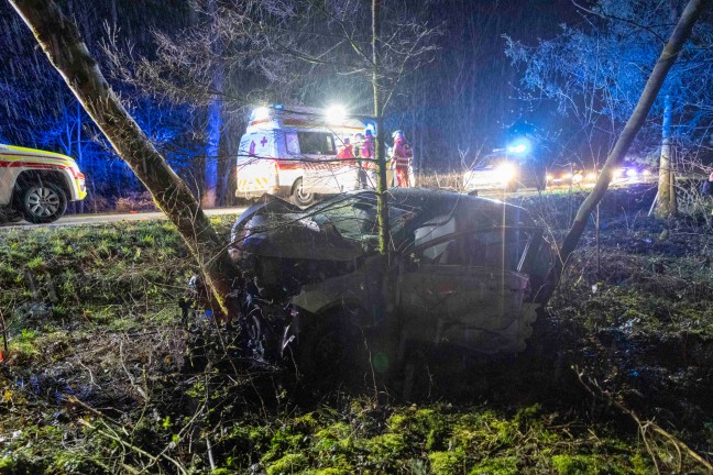 Auto auf Lamprechtshausener Strae bei Burgkirchen frontal gegen Baum gekracht