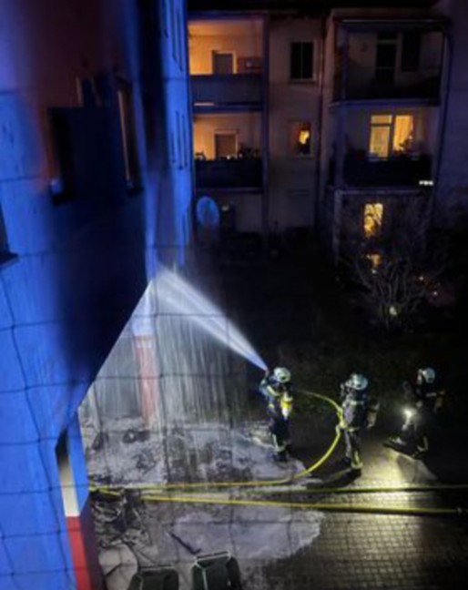 Brand zweier Mllinseln im Bereich einer Wohnanlagendurchfahrt in Linz-Kleinmnchen-Auwiesen