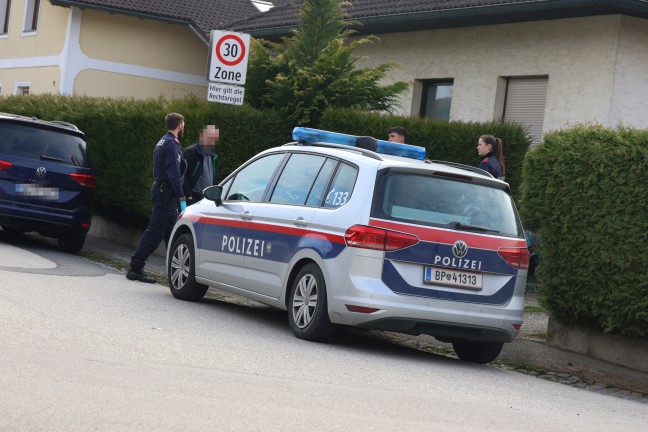 Einsatzkrfte befreiten in Steinhaus leblose Person aus Auto in einer Hauseinfahrt