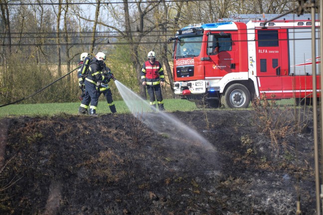 Brand im Bereich der Bahnbschung in Marchtrenk sorgte fr Einsatz zweier Feuerwehren