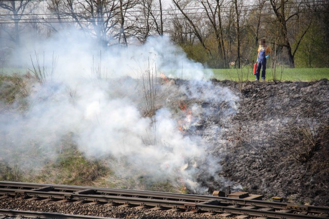 Brand im Bereich der Bahnbschung in Marchtrenk sorgte fr Einsatz zweier Feuerwehren