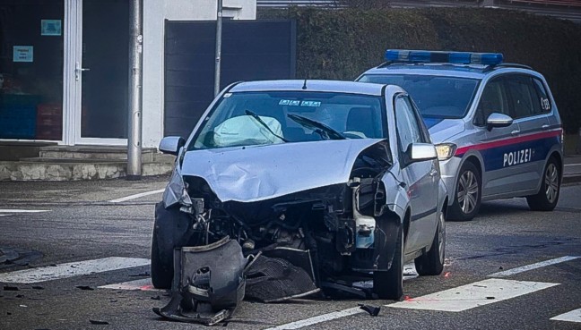 Vier Verletzte bei Kreuzungsunfall zwischen Notarzteinsatzfahrzeug und PKW in Braunau am Inn