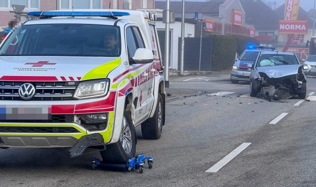 Vier Verletzte bei Kreuzungsunfall zwischen Notarzteinsatzfahrzeug und PKW in Braunau am Inn