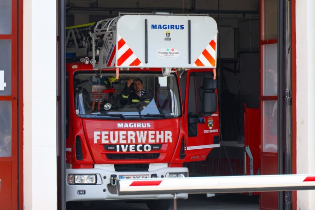 Feuerwehr mit Drehleiter bei Personenrettung in Gmunden im Einsatz