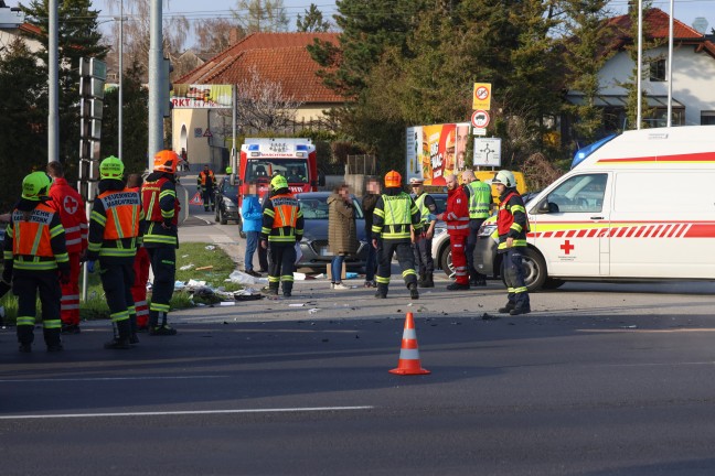 Drei Verletzte bei schwerem Kreuzungscrash auf Wiener Strae in Marchtrenk