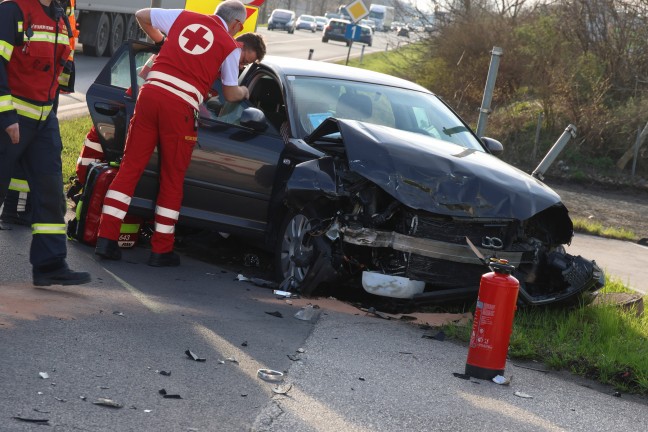 Drei Verletzte bei schwerem Kreuzungscrash auf Wiener Strae in Marchtrenk